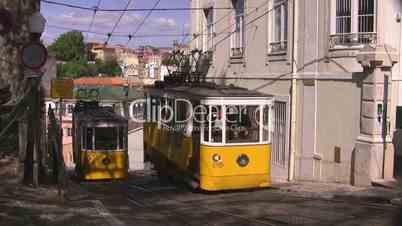 Bergauf- und bergabfahrende Trams in Lissabon