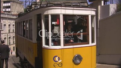 Bergauffahrende Tram in Lissabon