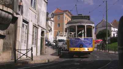 Um die Kurve fahrende Tram in Lissabon