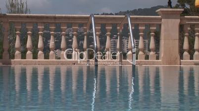 Leiter eines Swimming Pool mit Mauer im Toskanischen Stil