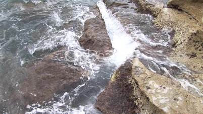 Treppenförmige Felsen im Meer in der Brandung
