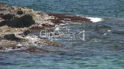 Felsen im blauen Meer