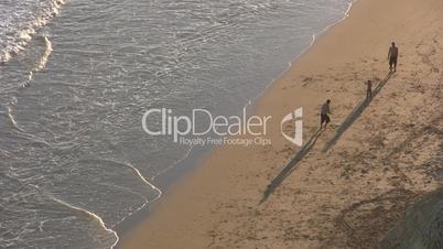 Frisbeespieler am Sandstrand