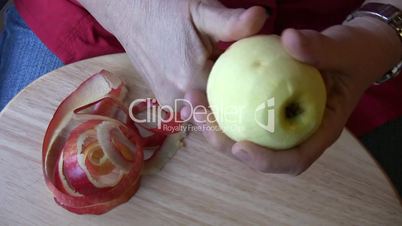 Apfel schälen und schneiden