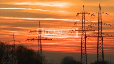 Strommasten nach Sonnenuntergang