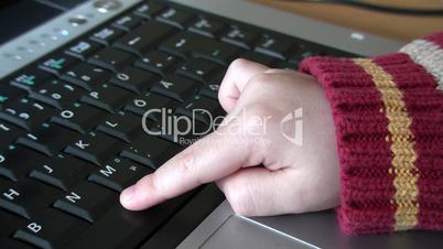 Kleinkind und Tastatur