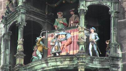 Glockenspiel und Schäfflertanz in München