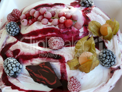 Eistorte mit Früchten