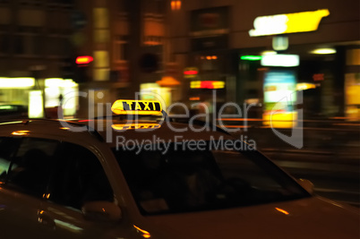 ein fahrendes Taxi in der Nacht