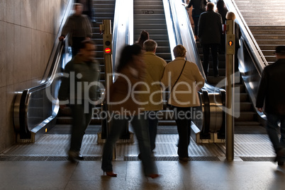 Personen auf einer Rolltreppe