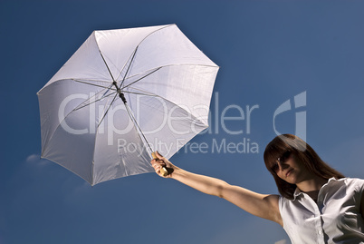junge Frau mit Sonnenschirm