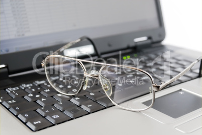 Brille auf Laptop
