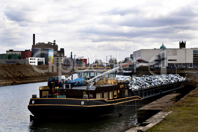 Binnenschiff im Hafen