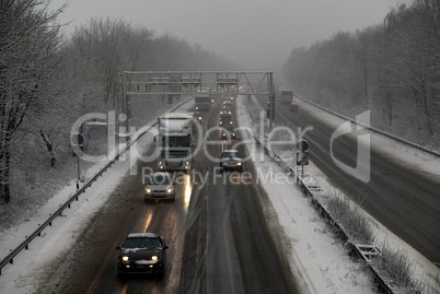 Autobahn an einem Wintermorgen
