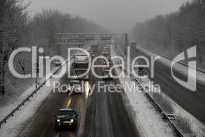 Autobahn an einem Wintermorgen