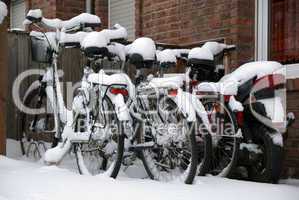 eingeschneite Fahrräder