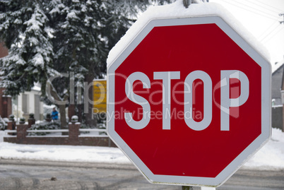 Stoppschild im Winter