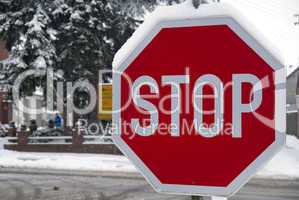 Stoppschild im Winter