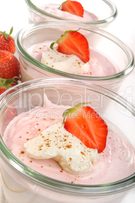 Dessert mit Erdbeeren und Sahne