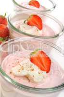 Dessert mit Erdbeeren und Sahne