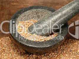Grundnahrungsmittel Reis im Mörser