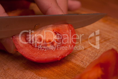 Tomate wird geschnitten