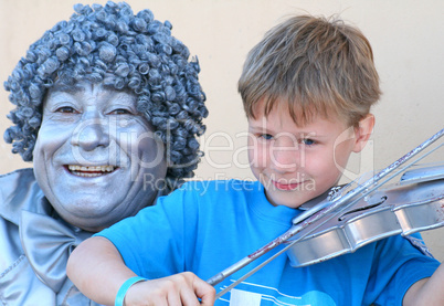 Junge spielt Geige