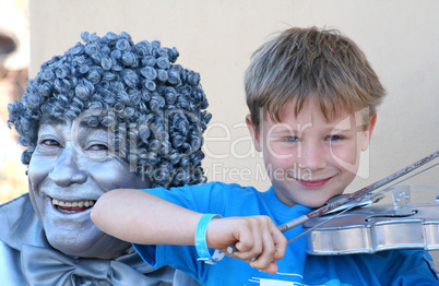 Junge spielt Geige
