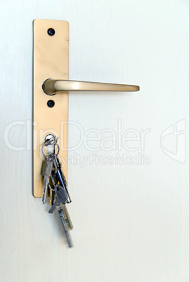 Wohnungstür mit Schlüsselbund