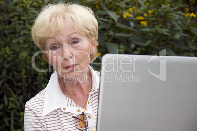 Seniorin mit Laptop