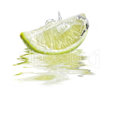 Limette mit Wasserspiegelung