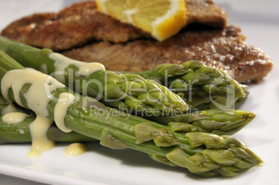 Grüner Stangenspargel mit Schnitzel