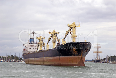 Schüttgutfrachter in Travemünde