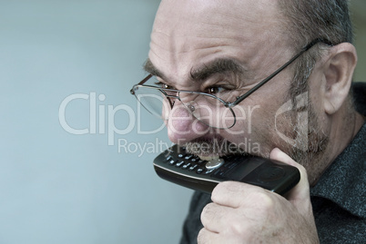 Mann beißt in Telefonhörer