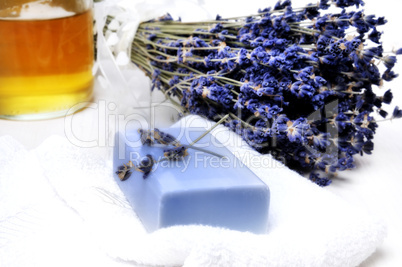 Lavendelseife mit Honig und Lavendelstrauss