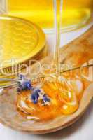 Honig auf einem Löffel mit Lavendel