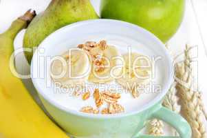 Joghurt mit Banane und Flocken