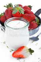 Joghurt und Erdbeeren