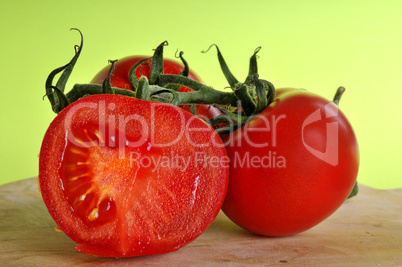 Tomaten auf einem Holzbrett