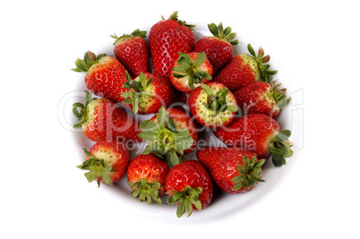 Teller mit Erdbeeren aus Vogelperspektive
