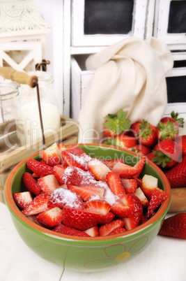 Gezuckerte Erdbeeren auf dem Küchentisch
