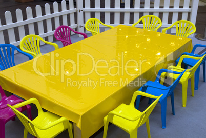Tisch mit bunten Stühlen