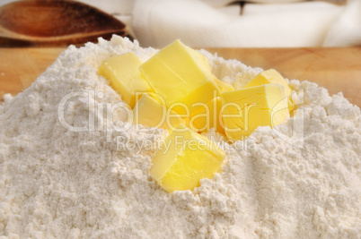 Mehl mit Butterstückchen