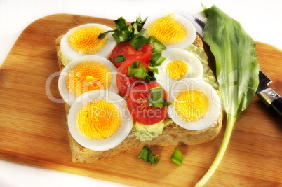 Toast mit Ei, Tomate und Bärlauch