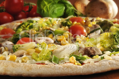 Pizza vegetarisch belegt