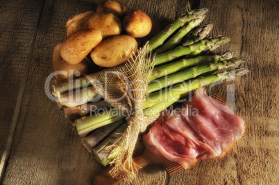 Grüner Spargel mit Kartoffeln und Schinken