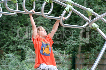 hangeln am Klettergerüst