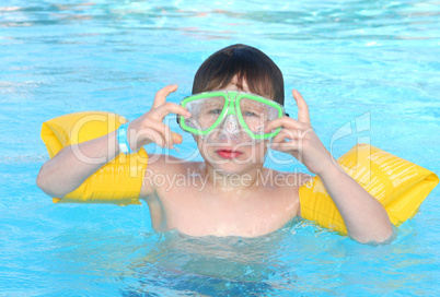 Junge beim schwimmen
