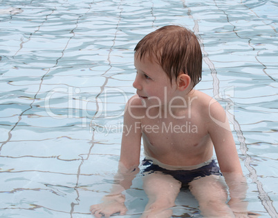 Junge im Schwimmbad