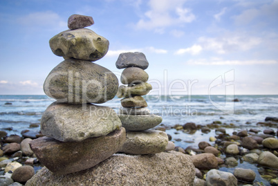 2 Steinpyramiden am Strand